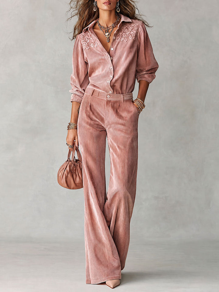 Set boho chic con camicia in velluto a coste con bordi in pizzo e pantaloni a gamba larga
