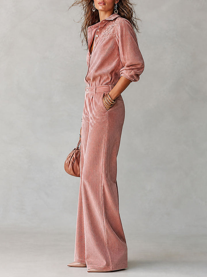 Set boho chic con camicia in velluto a coste con bordi in pizzo e pantaloni a gamba larga