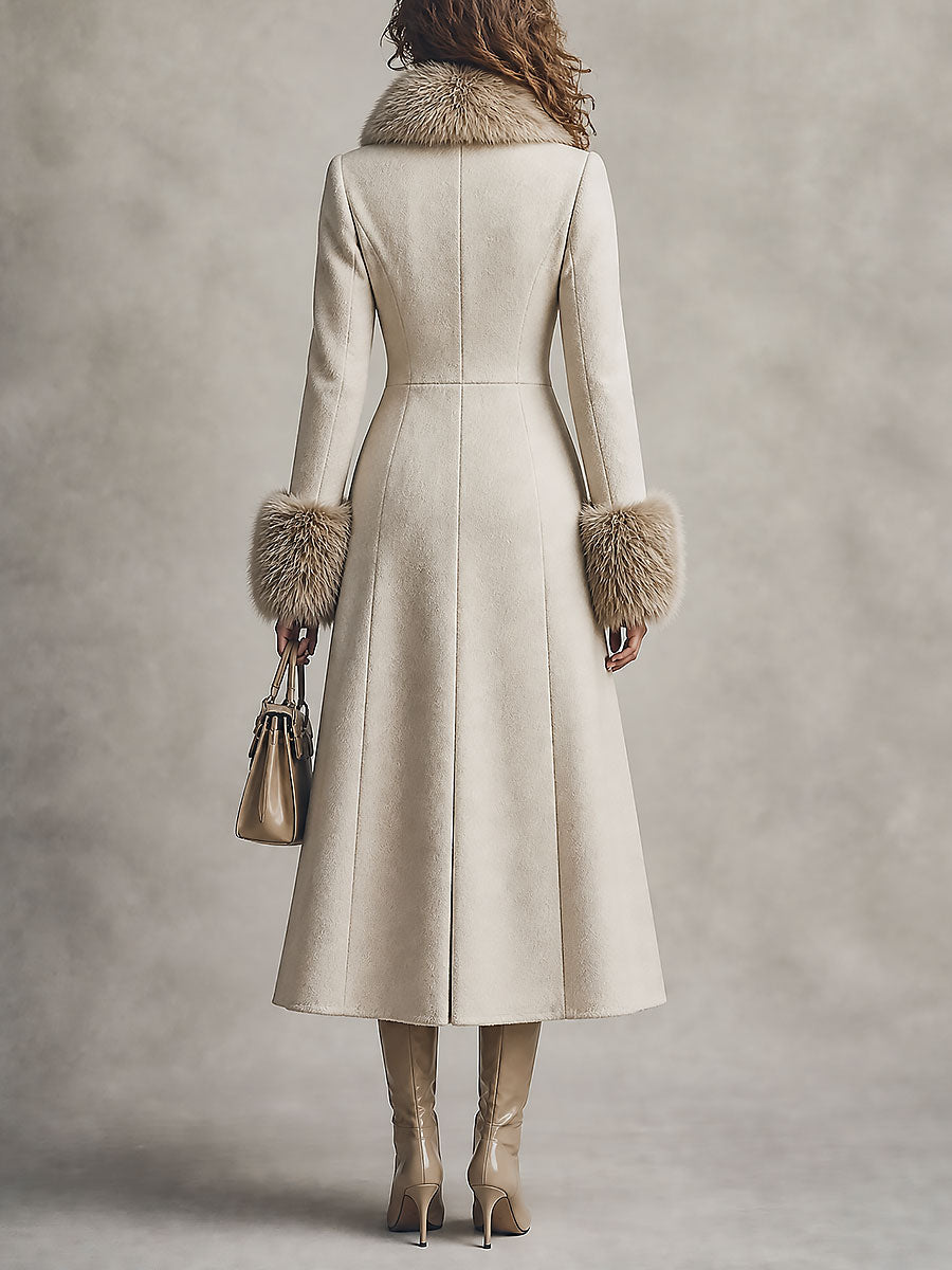 Cappotto doppiopetto in misto lana dal lusso discreto, con collo rifinito in pelliccia e taglio in vita che valorizza la silhouette
