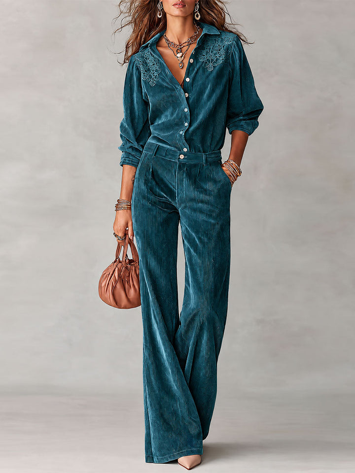 Set boho chic con camicia in velluto a coste con bordi in pizzo e pantaloni a gamba larga