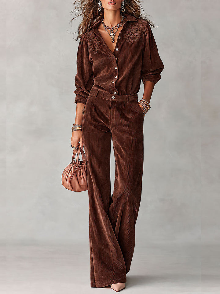 Set boho chic con camicia in velluto a coste con bordi in pizzo e pantaloni a gamba larga
