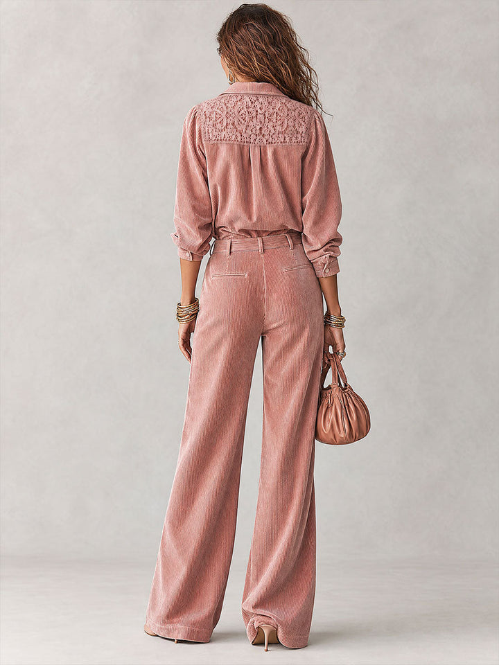 Set boho chic con camicia in velluto a coste con bordi in pizzo e pantaloni a gamba larga