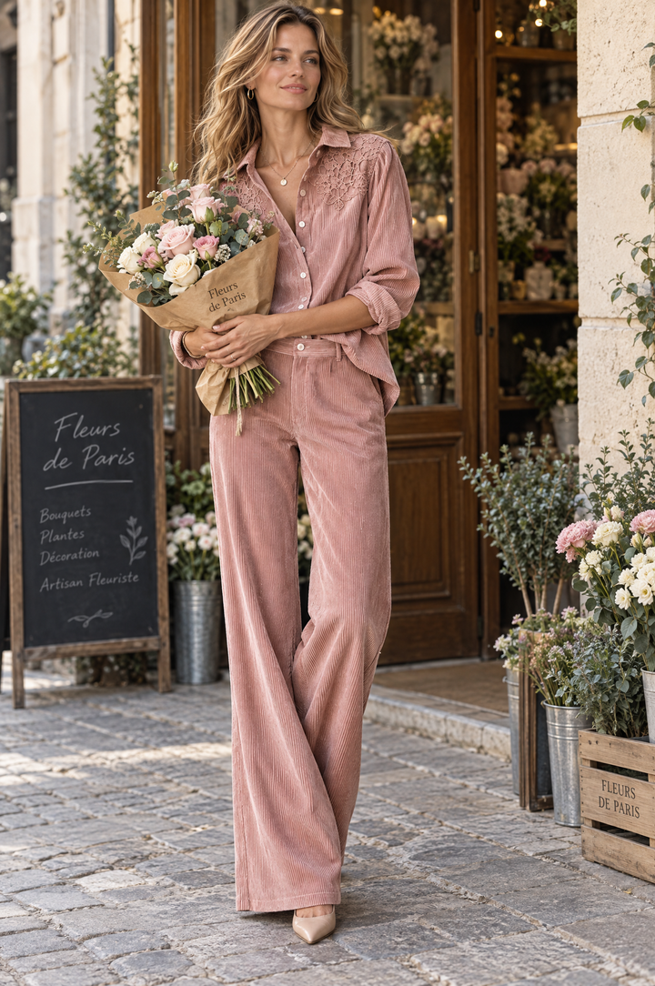 Set boho chic con camicia in velluto a coste con bordi in pizzo e pantaloni a gamba larga