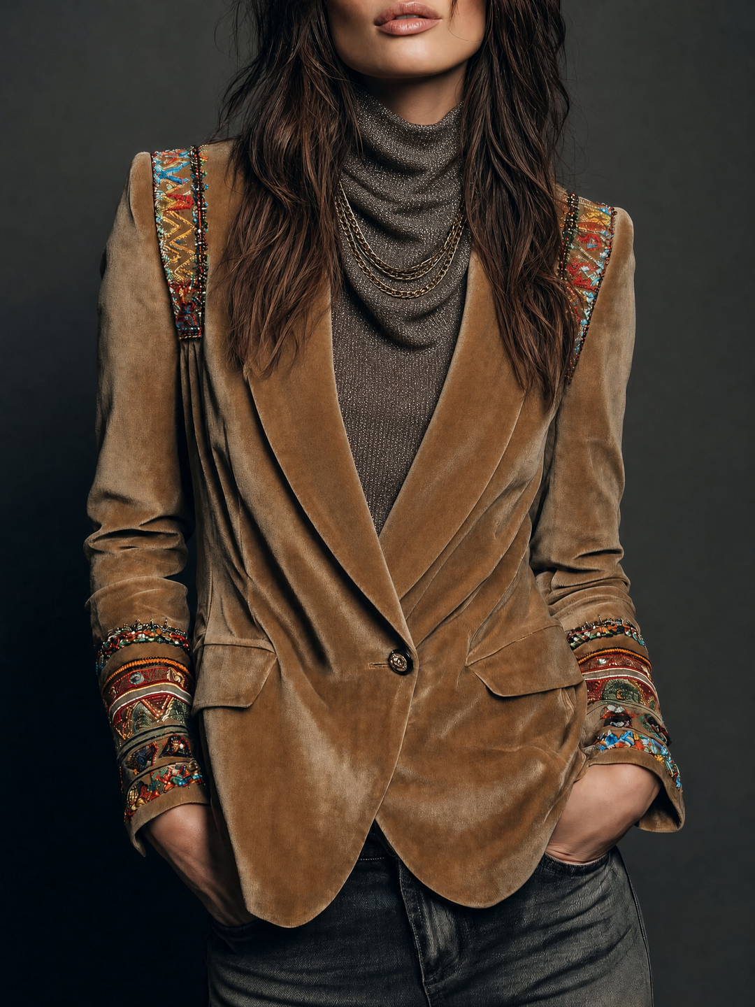 Top boho marrone in maglia leggera, con collo ad anello, maniche lunghe e vestibilità slim